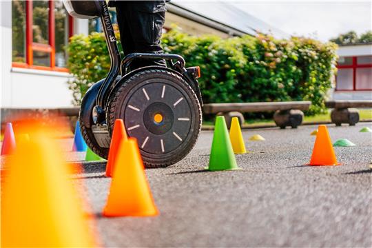 Segway-Fahren, das laut Jugendpfleger Björn Schweda ziemlich gut ankommt bei den Kindern, wird während der Sommerzeit wieder möglich sein. Denn ist Teil des Ferienpass-Programms.  Foto: Brabanski