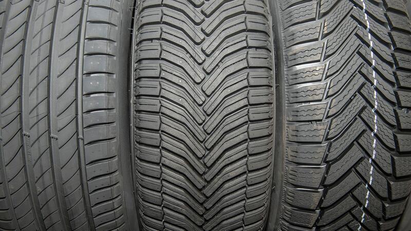 7 wichtige Punkte für den Kauf von neuen Autoreifen Sehen Sie den Unterschied? Da sind Sommerreifen, Allwetterreifen und Winterreifen (von l. nach r.).