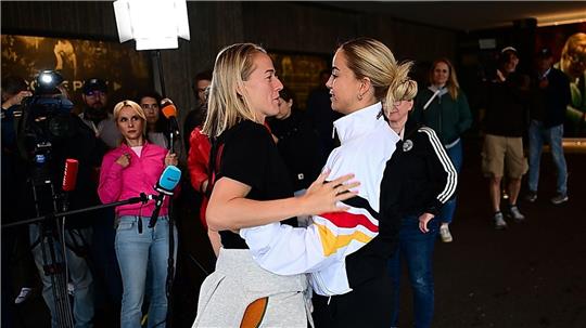 Sehen sich beim FC Bayern wieder: Stürmerin Lea Schüller (l) und Kapitänin Giulia Gwinn.