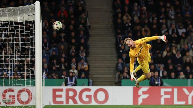Aus beim Drittligisten: Freiburg blamiert sich in Bielefeld Sehenswertes Tor: Christopher Lannert trifft gegen Torwart Florian Müller zum 1:0 für Bielefeld.