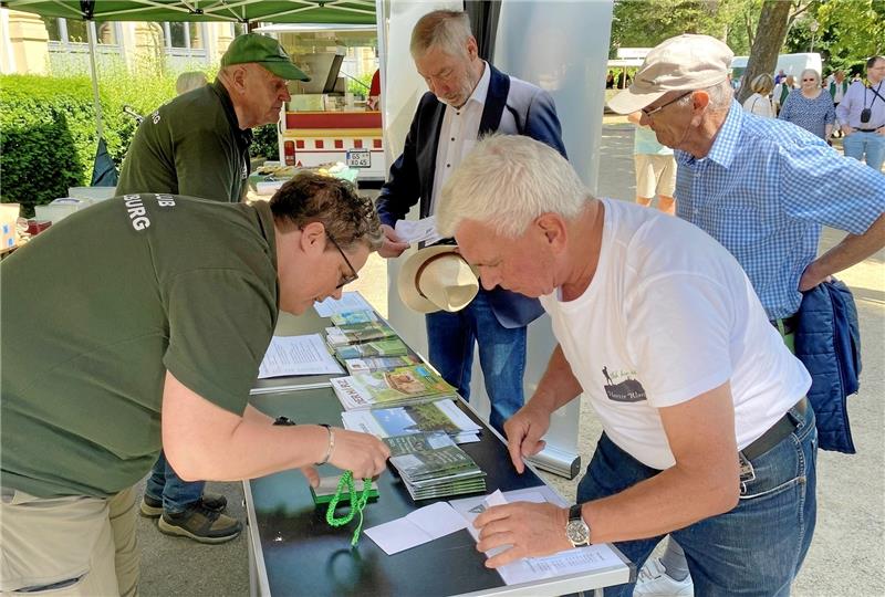Hunderte beim 40. Harzer Heimattag in Bad Harzburg Sehr begehrt: Der Harzklub bietet an seinem Informationsstand auch den Sonderstempel für die Harzer Wandernadel zum 40. Harzer Heimattag an, den sich jeder in seinen Wanderpass drücken lassen kann.