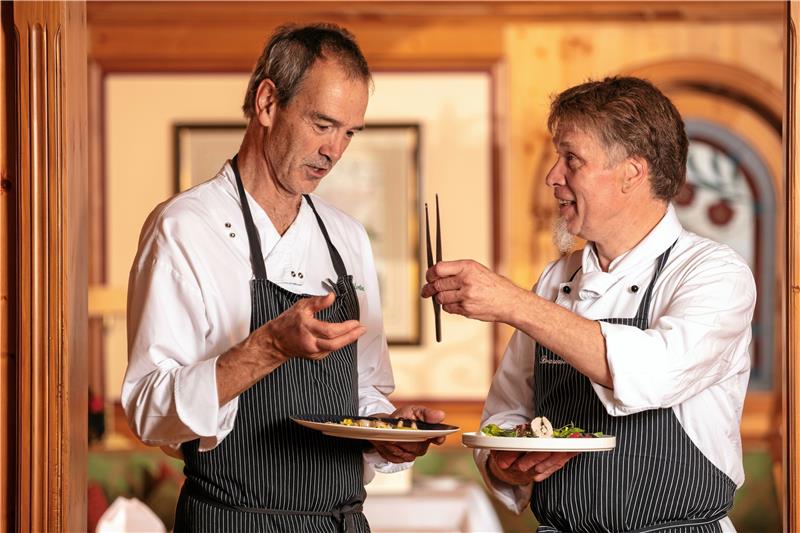 „Sehr empfehlenswerte Küche“: Carsten Valentin und Helmut Söffge (re.) sind Chefköche im „Braunschweiger Hof“ in Bad Harzburg. Foto: Wandmacher/ Braunschweiger Hof