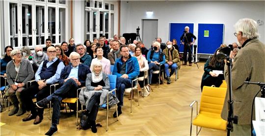 Sehr gut besucht ist die Informationsveranstaltung zum Thema Stolpersteine in Goslar, die von der gleichnamigen Initiative im Raum Arcachon im Kulturmarktplatz angeboten wird. Foto: Dürich