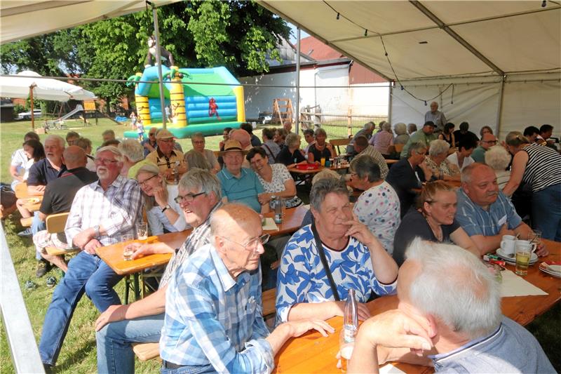 Die Fröhlichen Bodensteiner feiern mit Charlie Chaplin Sehr gut besucht ist die Veranstaltung, das Zelt bietet Schutz vor der Sonne.