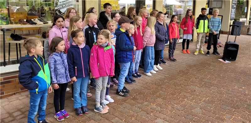(Sehr) junge Festivalfans: Der Chor der Gerhart-Hauptmann-Grundschule zeigt am Port-Louis-Platz sein Können.