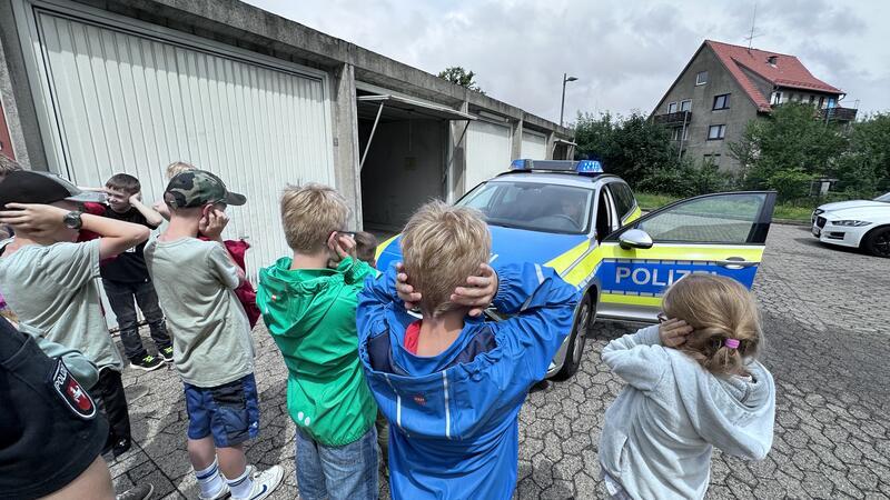 Sehr laut, so ein Tatütata: Die Kinder halten sich die Ohren zu, als Josefin Koitzsch ihnen das Polizeiauto inklusive Martinshorn vorführt.