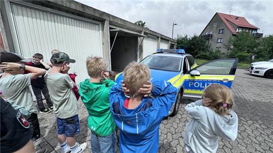 Sehr laut, so ein Tatütata: Die Kinder halten sich die Ohren zu, als Josefin Koitzsch ihnen das Polizeiauto inklusive Martinshorn vorführt.