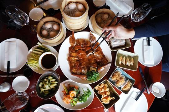 Sehr lebendig sind auch die Klischees über Chinarestaurants: Es gibt nicht immer Peking-Ente, aber Süß-Sauer mit Schwein, Rind, Ente, Huhn.
