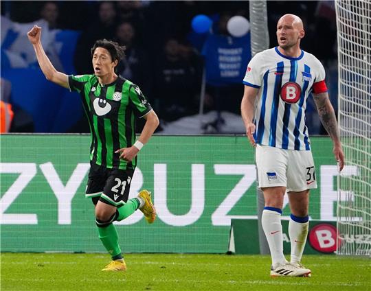 Sei Muroya (l) von Hannover bejubelt den 1:1-Ausgleichstreffer neben Herthas Toni Leistner (r).