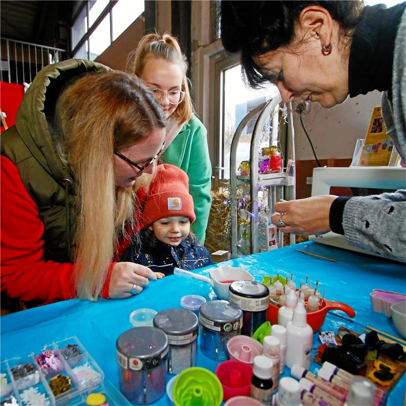 Viel Action für Kinder beim Probsteiburgbasar „Seifen-Silke“ (re.) nimmt sich viel Zeit für ihre Seifenmacher. Foto: Epping