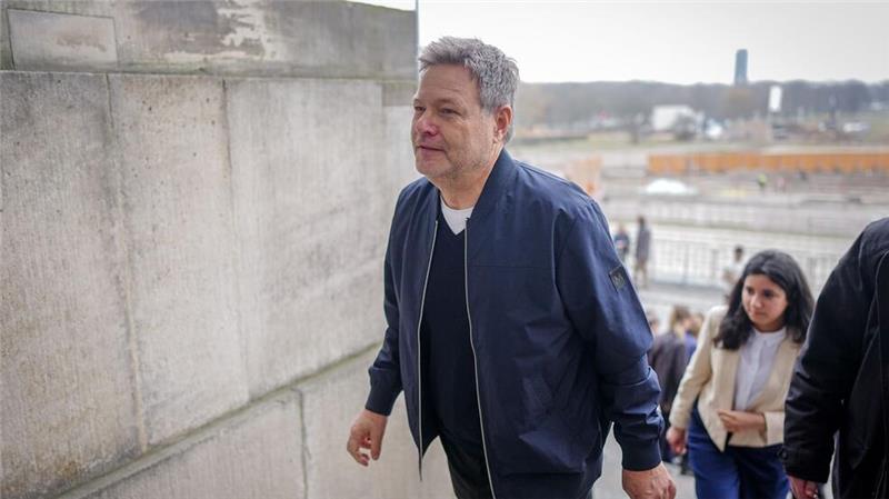 Habeck bleibt im Bundestag Sein Bundestagsmandat hat Habeck über die Grünen-Landesliste errungen: Er will es annehmen.