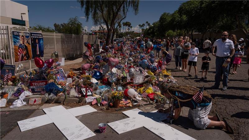 Hohe Sicherheitsvorkehrungen bei Kirk-Trauerfeier in Arizona Sein Organisation Turning Point USA bat Besucher der Trauerfeier um Spenden statt Blumen.