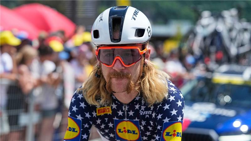 Bilder des Tages Sein Spitzname ist „Captain America“: Der US-Amerikaner Quinn Simmons steht am Start bei der neunzehnten Etappe der Tour de France.