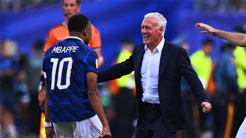 Zum Verneigen: Franzosen zaubern mit Herz Sein Tor zum 1:0 bejubelte Kylian Mbappé (l.) mit Trainer Didier Deschamps.