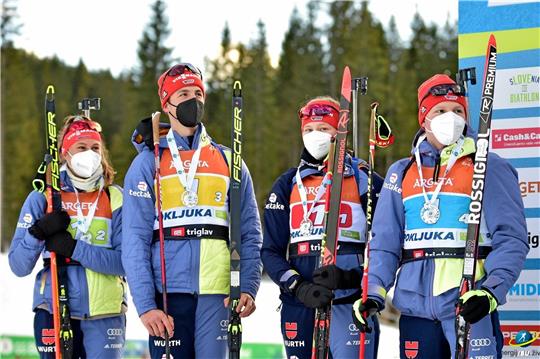 Sein bisher größter Erfolg: Albert Engelmann führt mit gerade einmal 17 Jahren die deutsche Mixed-Staffel als Schlussläufer zur Silbermedaille bei den Junioren-Europameisterschaften in Slowenien. Foto: Reichert/IBU