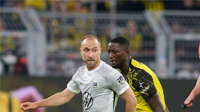 Alle Augen auf Eriksen: Der neue Hype in Wolfsburg Sein erstes Bundesliga-Spiel: Wolfsburgs neuer Star Christian Eriksen (l) wird von Dortmunds Serhou Guirassy verfolgt.