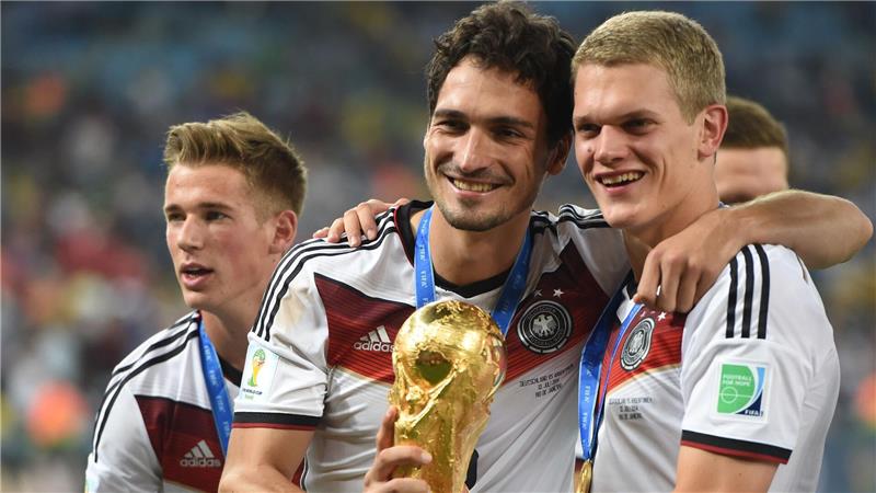 Ende der großen Karriere: Weltmeister Hummels geht im Sommer Sein größter Triumph: Mats Hummels, hier mit Erik Durm (l) und Matthias Ginter (r), wurde 2014 Fußball-Weltmeister.