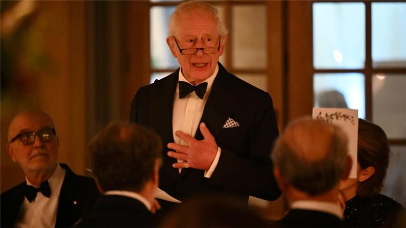 Charles diniert mit Beckhams, Mirren und Versace Seine Ansprache bei dem Dinner hielt Charles zur Freude des Publikums teils auf Italienisch.