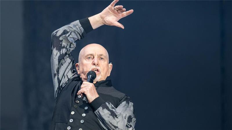 Peter Gabriel wird 75 - Musikpionier ohne Angst vor KI Seine Bühnenshows sind Spektakel für die Sinne: Peter Gabriel bei einem Auftritt in Berlin. (Archivbild)