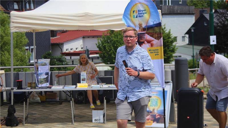 Menschen vor und unter einem weißen Pavillon. 