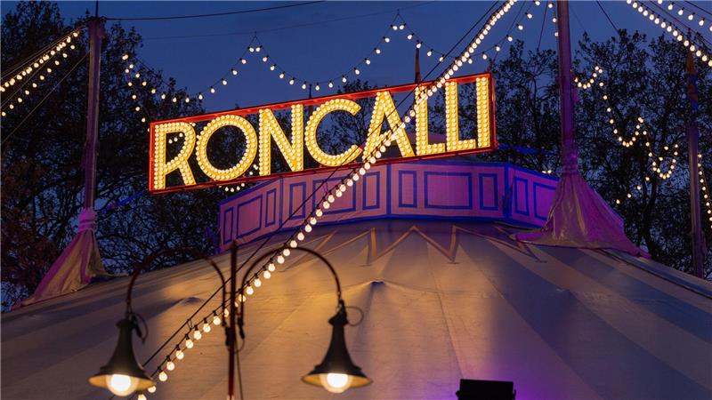 Seine Welturaufführung hatte der Circus Roncalli 18. Mai 1976 in Bonn. 