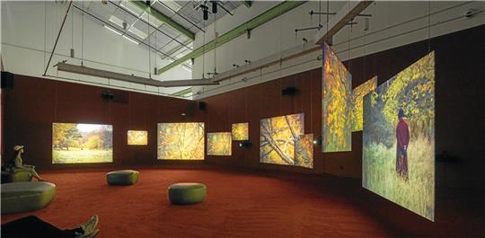 Seine musealen Arbeiten zeigt Isaac Julien gern als Filminstallationen auf mehreren Bildschirmen. Im Mönchehaus träumt Direktorin Dr. Bettina Ruhrberg davon, eine solche In stallation in der Kaiserringausstellung zeigen zu können – Voraussetzung sind potente Förderer. Die Aufnahme zeigt die Installation „Lessons of the Hour“, zu sehen in der Foundation for the Arts in San Francisco im vergangenen Jahr (14. Oktober 2020 bis 13.März 2021).  Courtesy: McEvoy Arts/Isaac Julien, Foto: Henrik Kam