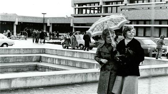 Seiner Bestimmung offiziell übergeben: Am 12. April 1975 dürfen die Goslarer bei einem Tag der offenen Tür das neue Schulzentrum Goldene Aue besichtigen. Die Schüler sind schon sechs Wochen dort untergebracht. Fotos: Stadtarchiv Goslar