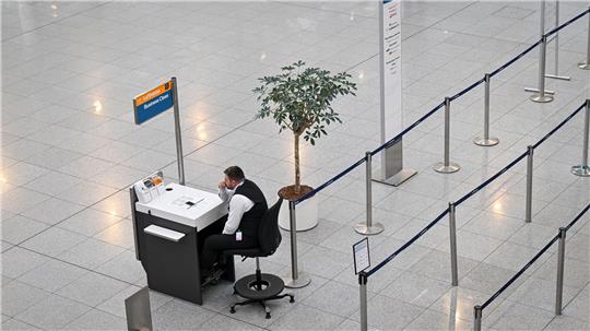 Seit 0.00 Uhr sind Beschäftigte aus dem öffentlichen Dienst der Flughafenbetreiber, den Bodenverkehrsdiensten und den Luftsicherheitsbereichen in verschiedenen Tarifkonflikten im Ausstand. 