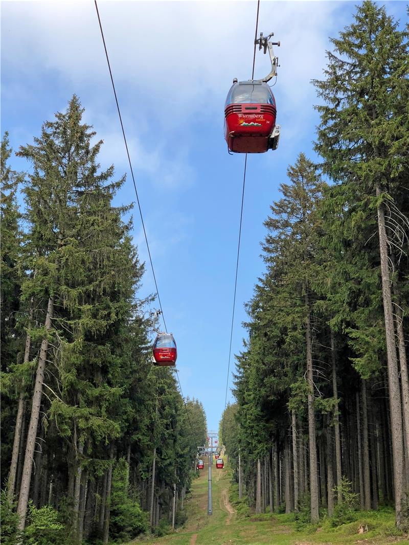 Der Wurmberg: Facettenreicher Berg mit viel Geschichte Seit 1963 gibt es am Berg die Seilbahn, seit 2001 gibt es die heutigen Kabinen, die bis zu sechs Personen Platz bieten.