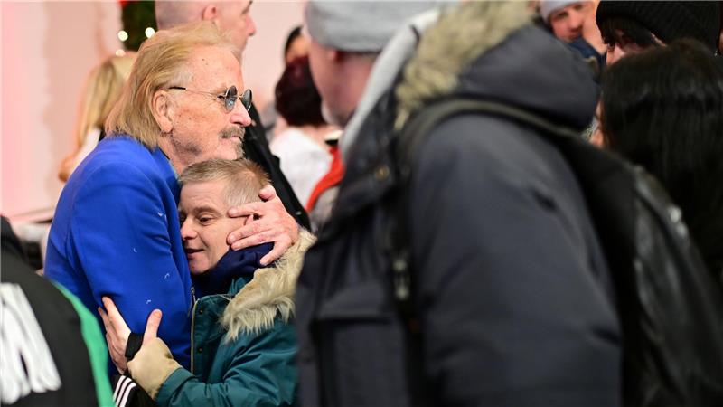 Seit 1995 organisiert der Sänger Frank Zander Weihnachtsessen für Arme und Obdachlose. 