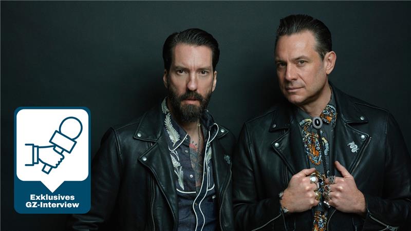 „The BossHoss“-Alec: „Der Harz ist für mich Kindheit“ Seit 20 Jahren unzertrennlich und das will gefeiert werden. Am 4. August kommen Alec Völkel (links) und Sascha Vollmer (rechts) mit „The BossHoss“ und ihrer neuen Live-Tour auf die Galopprennbahn nach Bad Harzburg. Foto: Pascal Buening