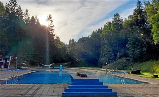 Seit 2008 wird das Freibad im Wildemanner Spiegeltal vom Spiegelbad-Verein betrieben, dessen Mitgliederzahlen jüngst auf über 100 gestiegen waren. Eingerichtet wurde das Bad an der Einmündung des Grumbaches schon im Jahr 1912. Foto: GZ-Archiv
