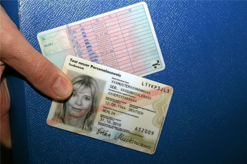 Seit 2011 gibt es den „Perso“ im Scheckkartenformat. Wer jetzt noch einen „Alten“ hat, sollte schleunigst mal aufs Ablaufdatum schauen.  Archivfoto: Schenk