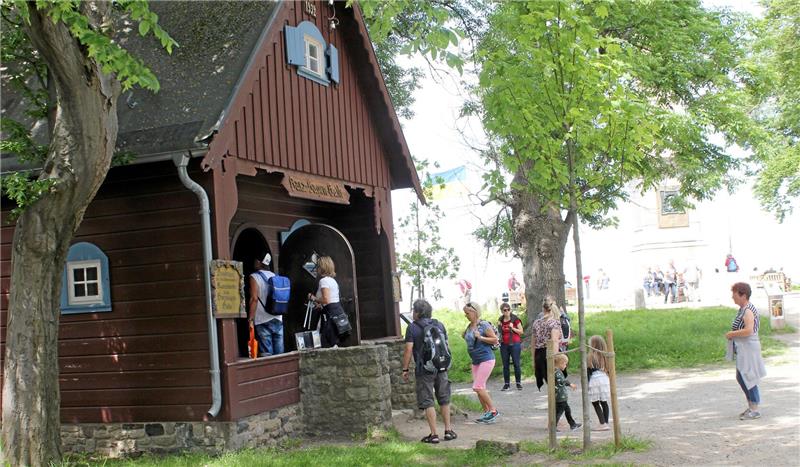 Besucher stehen vor der Harzsagenhalle auf dem Burgberg in Bad Harzburg. 