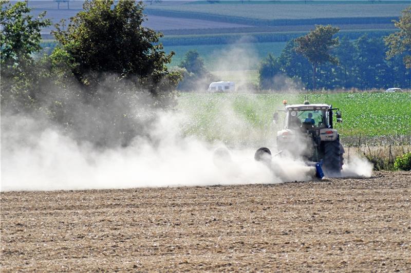 Wassermangel: „Die Situation schaukelt sich immer weiter hoch“ Seit 2018 haben die Landwirte mit Trockenheit auf den Feldern zu kämpfen. Das Problem ist, dass die Grundfeuchte fehlt. Das Defizit, das im damaligen Dürresommer entstand, konnte der Boden bislang nicht wieder aufholen. Foto: Gereke