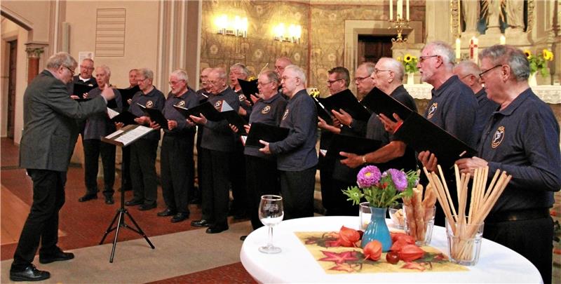 Göttingeröder Chor geht auch nach 75 Jahren nicht die Puste aus Seit 2018 sind sie auch mit ihm in der Öffentlichkeit zu sehen, wie in der Lutherkirche zur Veranstaltung „Bibel, Orgel, Wein“. Foto: Potthast