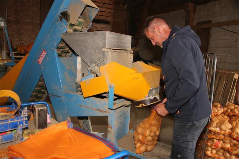 Nasses Wetter und Krautfäule machen Kartoffelbauern zu schaffen Seit 2022 führt der Upener Landwirt Ulf Bestian den 1992 von Helmut Reimer begonnenen Kartoffelanbau fort.