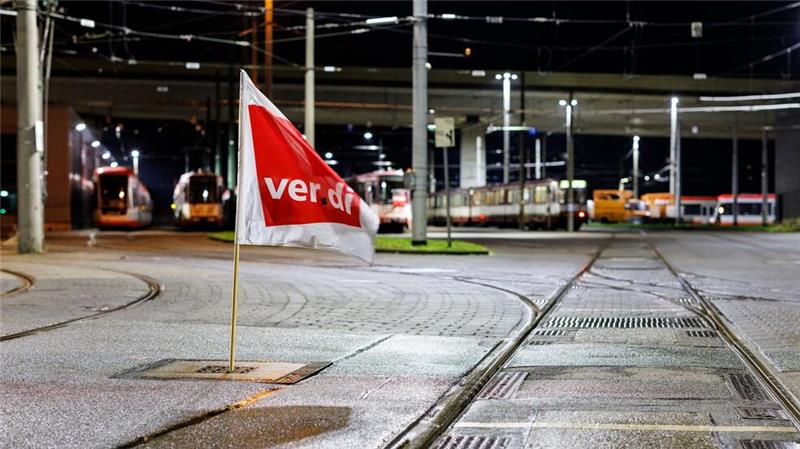 Warnstreiks legen Nahverkehr in Deutschland vielerorts lahm Seit 3 Uhr morgens steht der öffentliche Nahverkehr in mehreren Bundesländern still.