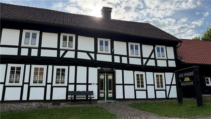 Vor 30 Jahren kauft Karlheinz Schreiber die „Alte Pfarre“ Seit 30 Jahren ist die „Alte Pfarre“ mittlerweile Heimatmuseum. Der Museumsverein wollte eigentlich vor fünf Jahren den 25. Geburtstag groß feiern, wegen der Corona-Krise ging das aber nicht. Nun soll die Party nächstes Wochenende steigen.