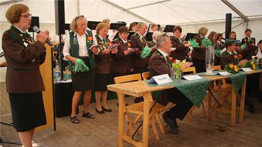 Seit 60 Jahren gibt es Frauen in der Schützengesellschaft Braunlage. Das ist doch ein Lied wert, denken sich die Schützinnen beim großen Volks- und Schützenfrühstück und singen gemeinsam.