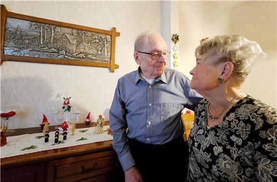 Seit 65 Jahren Eheleute: Klaus und Elfriede Viertel. Sie lernen sich im Harz kennen und bleiben im Harz. Sie heiraten am 3. Januar 1959 standesamtlich, später kirchlich. Foto: Potthast