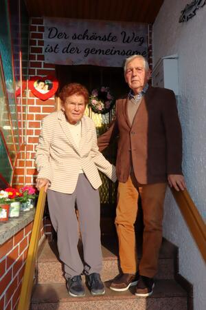 Senioren vor der Haustür . 