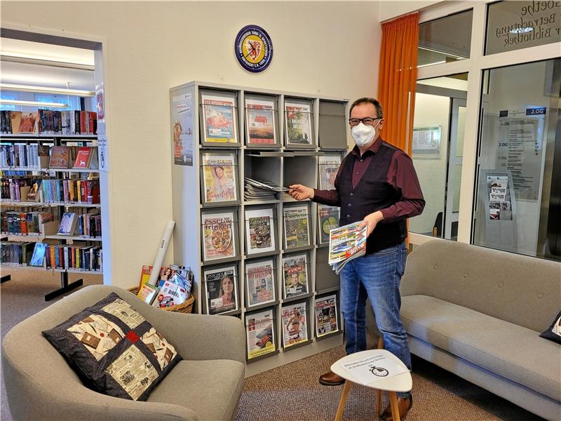 Seit Anfang 2020 gibt es in der Stadtbücherei ein Regal speziell für Zeitschriften, hier präsentiert von Büchereileiter Detlef Linke. Die Nachfrage nach dem Lesestoff ist groß.  Foto: Exner