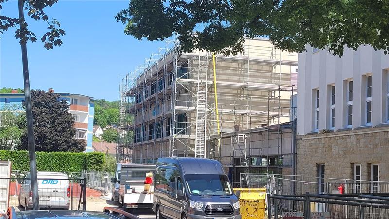 Eine Baustelle mit einem eingerüsteten Gebäude.