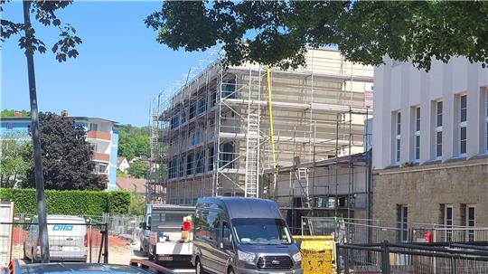 Eine Baustelle mit einem eingerüsteten Gebäude.