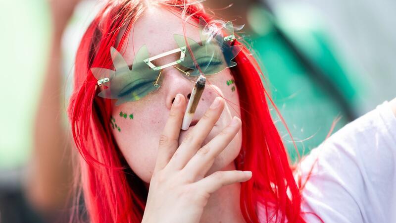 Mehrere Hundert Menschen ziehen bei Hanfparade durch Berlin Seit April legal: Kiffen in der Öffentlichkeit.