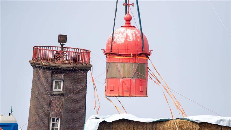 Wahrzeichen kehrt zurück: Neubau der Nordmole startet Seit August 2022 steht der rund 20 Meter hohe Leuchtturm schief. (Archivbild)