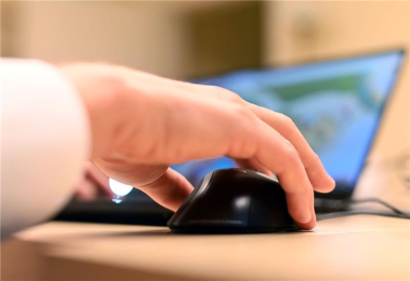 vzbv: Internet-Konzerne tricksen trotz Verbots weiter Seit August 2023 ist es Anbietern von sehr großen Online-Plattformen verboten, menschliche Verhaltens- oder Wahrnehmungsmuster durch Designtricks auszunutzen - beispielsweise über die Farbgestaltung von Buttons oder lange Klickwege.