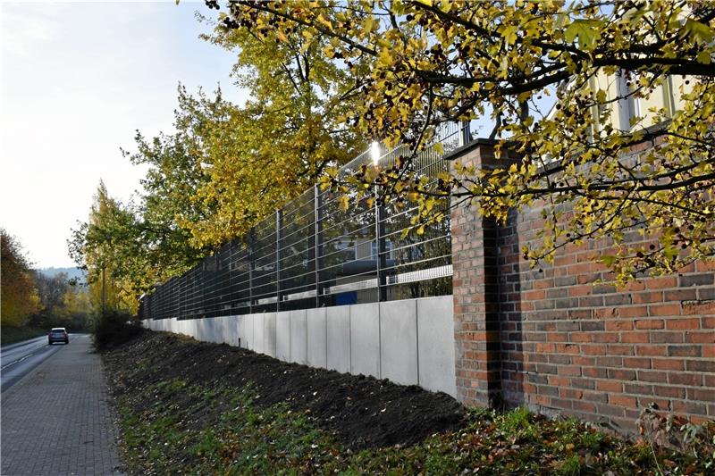 Seit August erneuert der Betrieb Teile der Grundstückssicherung. Die alte Mauer wird durch einen Zaun ersetzt.