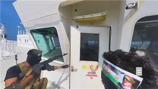 Seit Ausbruch des Gaza-Krieges greifen die Huthi-Rebellen immer wieder Schiffe im Roten Meer an - wie hier das Frachtschiff «Galaxy Leader». Nun haben die USA und Großbritannien Stellungen der Huthi im Jemen angegriffen - die Rebellen haben Rache angekündigt.